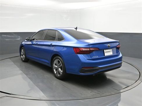 Certified 2022 Volkswagen Jetta SE image 5