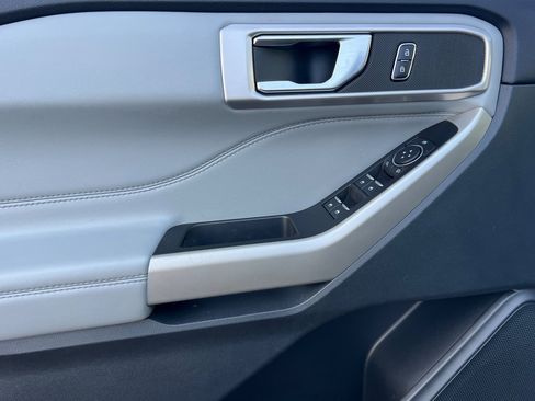 Used 2022 Ford Explorer XLT w/ Equipment Group 202A image 11