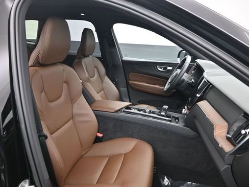 Used 2023 Volvo XC60 B5 Plus w/ Climate Package image 32