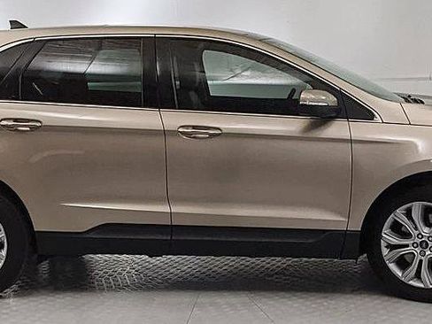 Used 2021 Ford Edge Titanium image 2