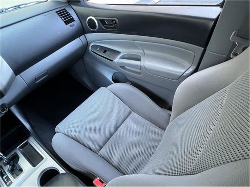 Used 2015 Toyota Tacoma PreRunner image 28