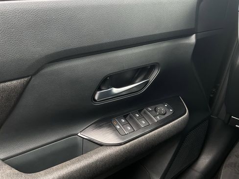 Used 2025 Nissan Kicks SV AWD/4WD image 18