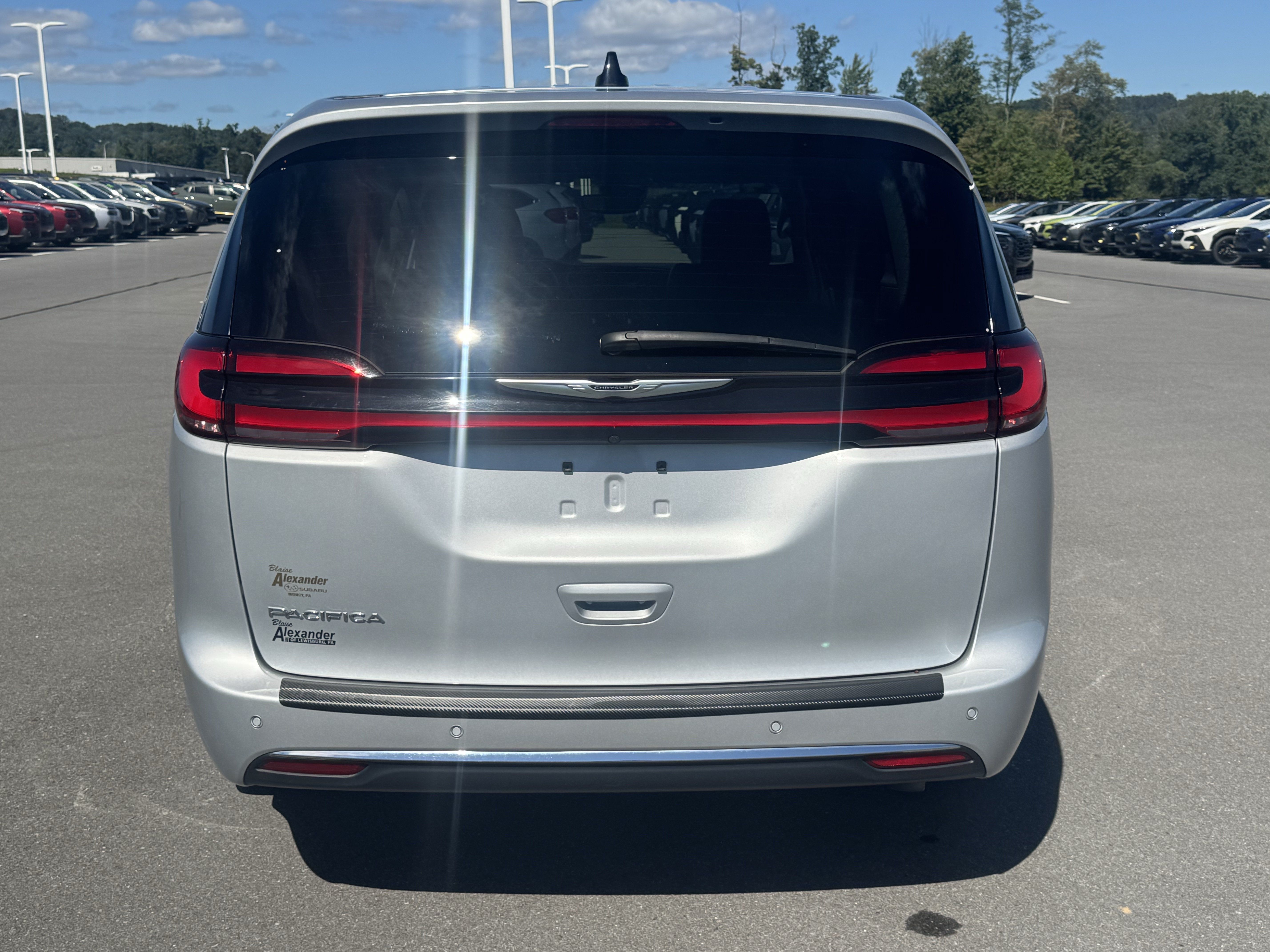Used 2024 Chrysler Pacifica Touring-L FWD image 4