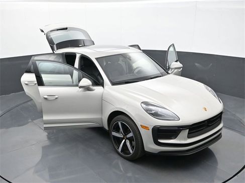 Certified 2023 Porsche Macan image 33