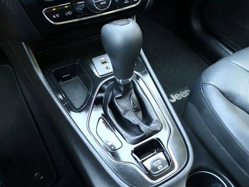 Used 2019 Jeep Cherokee Limited FWD image 24