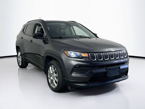 Used 2022 Jeep Compass Latitude w/ Sun and Sound Group AWD/4WD image 3
