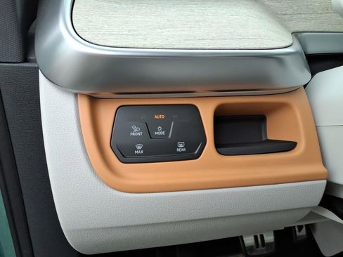 Used 2025 Volkswagen ID. Buzz 1st Edition AWD/4WD image 17
