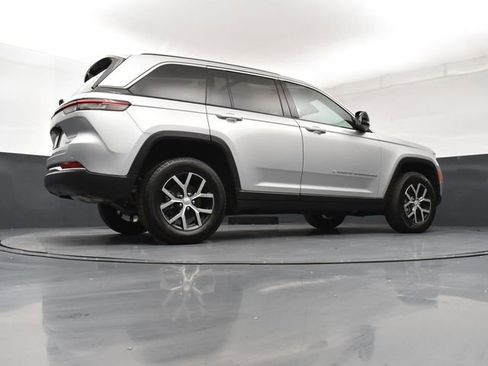 Used 2024 Jeep Grand Cherokee Limited w/ Luxury Tech Group II image 24