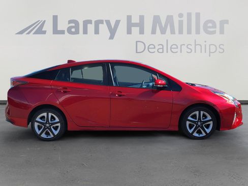 Used 2018 Toyota Prius Four Touring w/ Premium Convenience Package image 6