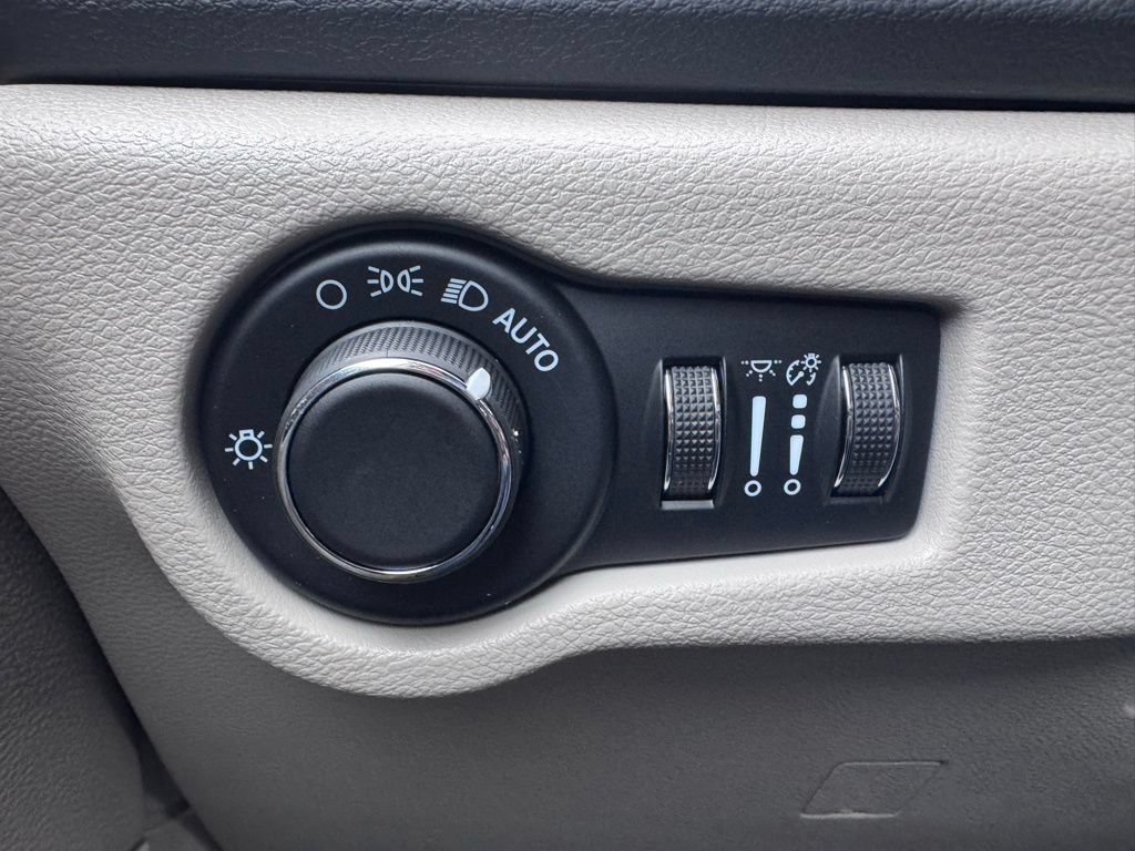 Used 2023 Chrysler Voyager LX FWD image 30