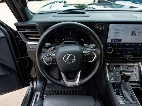 Used 2024 Lexus GX 550 w/ Accessory Package (31) AWD/4WD image 19