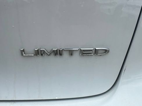 Used 2026 Chrysler Pacifica Limited FWD image 16
