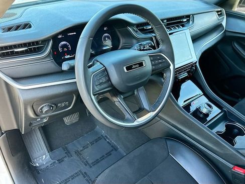 Used 2023 Jeep Grand Cherokee Altitude image 9