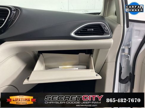 Used 2024 Chrysler Pacifica Touring-L image 32