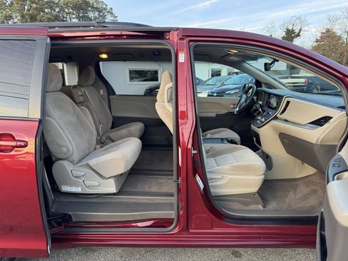 Used 2015 Toyota Sienna LE image 8