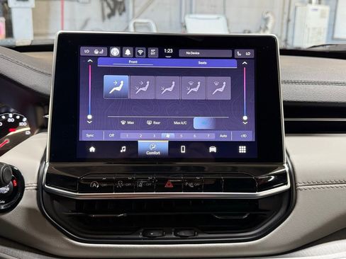 Used 2025 Jeep Compass Limited image 11