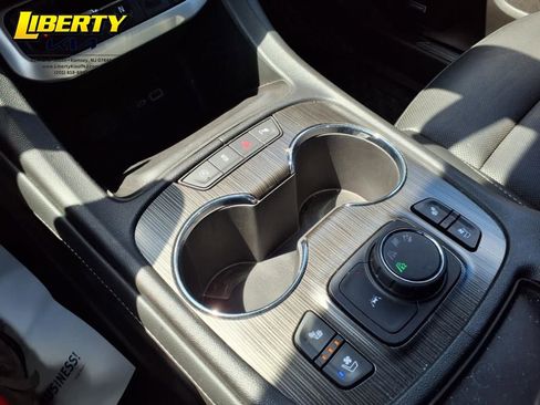 Used 2022 GMC Acadia SLT w/ Technology Package image 13