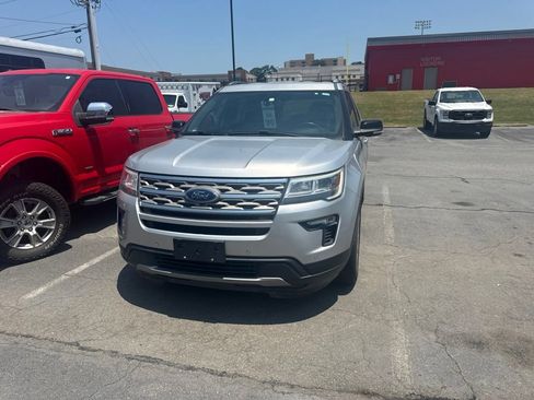Used 2018 Ford Explorer XLT w/ Equipment Group 202A FWD image 4