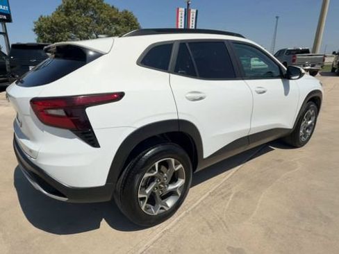 Used 2025 Chevrolet Trax LT FWD image 8