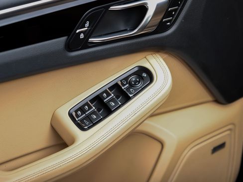 Used 2023 Porsche Macan AWD/4WD image 56