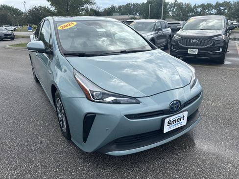 Used 2021 Toyota Prius Limited w/ Premium Convenience Package FWD image 2
