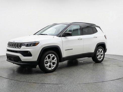 Used 2025 Jeep Compass Latitude AWD/4WD image 3