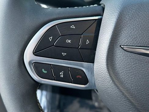 Used 2023 Chrysler Pacifica Touring-L AWD/4WD image 19
