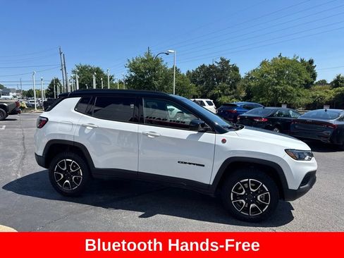 Used 2025 Jeep Compass Trailhawk AWD/4WD image 8