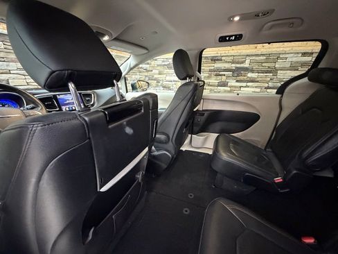 Used 2019 Chrysler Pacifica Touring-L Plus image 26