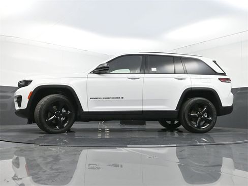 Used 2023 Jeep Grand Cherokee Altitude image 30