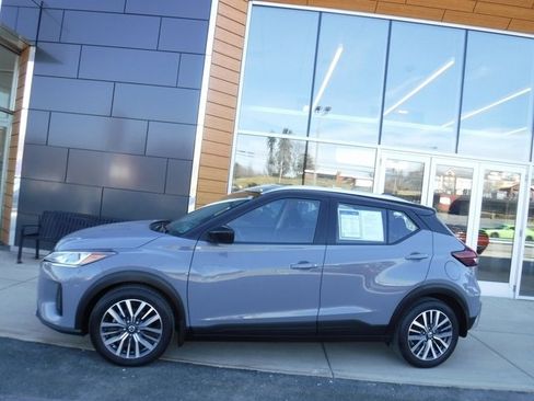 Used 2021 Nissan Kicks SV image 2