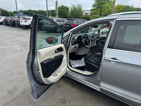 Used 2018 Chrysler Pacifica Limited FWD image 14