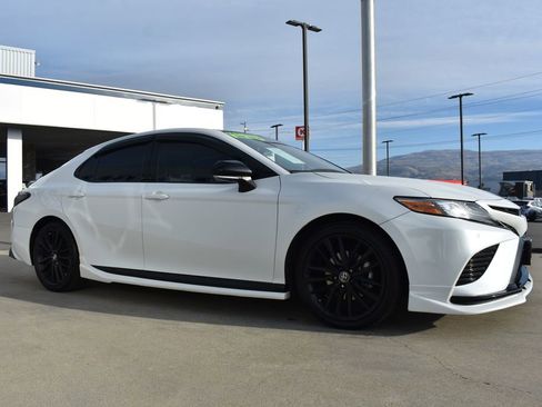 Used 2018 Toyota Camry XSE image 9