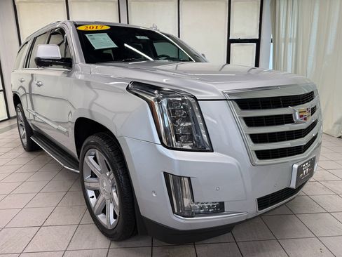Used 2017 Cadillac Escalade Luxury AWD/4WD image 2