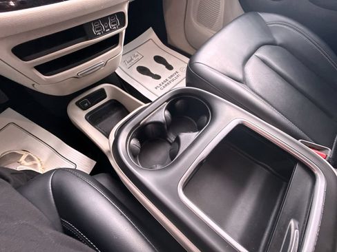 Used 2024 Chrysler Pacifica Touring-L FWD image 18