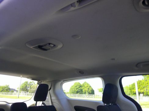 Used 2017 Chrysler Pacifica LX FWD image 72