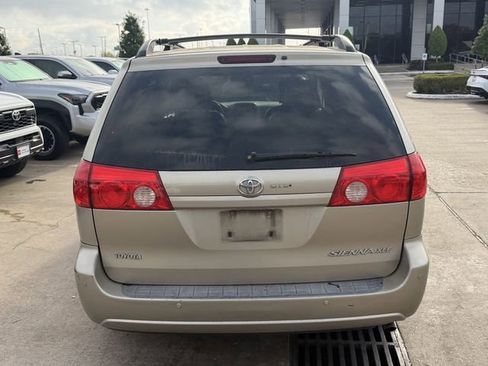 Used 2010 Toyota Sienna XLE image 6