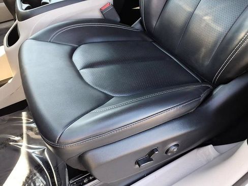 Used 2023 Chrysler Pacifica Touring-L FWD image 19