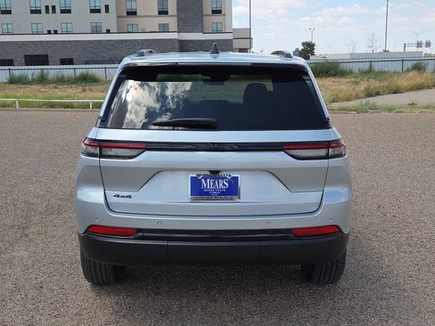 Used 2025 Jeep Grand Cherokee Altitude AWD/4WD image 4