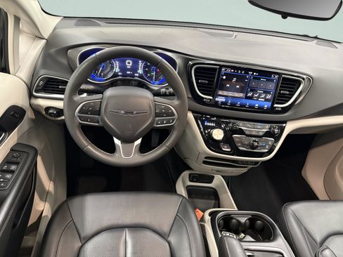 Used 2024 Chrysler Pacifica Touring-L FWD image 11