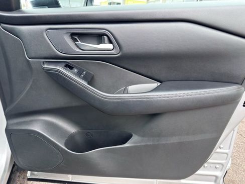 Used 2024 Nissan Rogue SV image 26