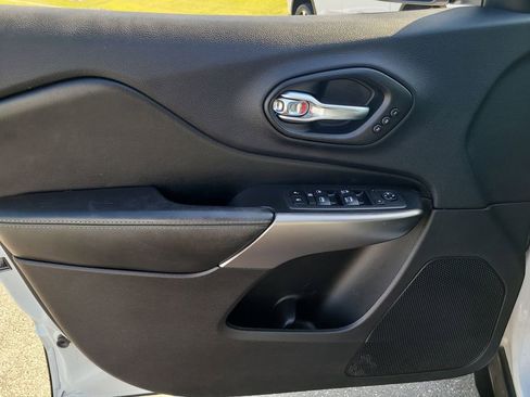 Used 2020 Jeep Cherokee Limited w/ Technology Group AWD/4WD image 15