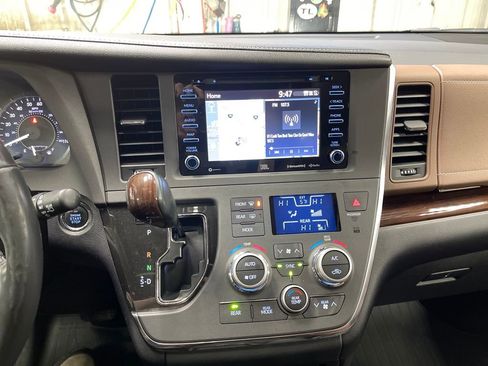 Used 2018 Toyota Sienna Limited image 17