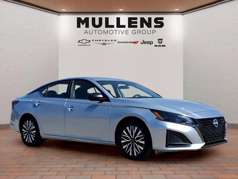 Used 2024 Nissan Altima 2.5 SV image 2