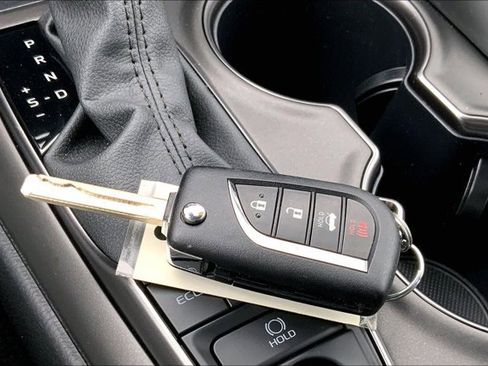 Used 2024 Toyota Camry SE image 11