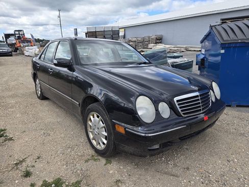 Used 2000 Mercedes-Benz E 320 4MATIC Sedan image 3