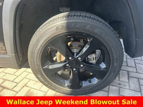 Used 2024 Jeep Grand Cherokee Altitude AWD/4WD image 9