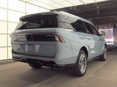 Used 2025 Lincoln Navigator L Reserve image 5