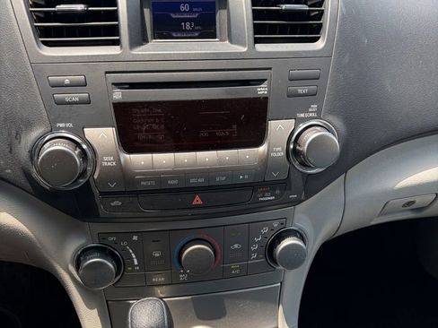 Used 2012 Toyota Highlander FWD w/ Tech Pkg image 17