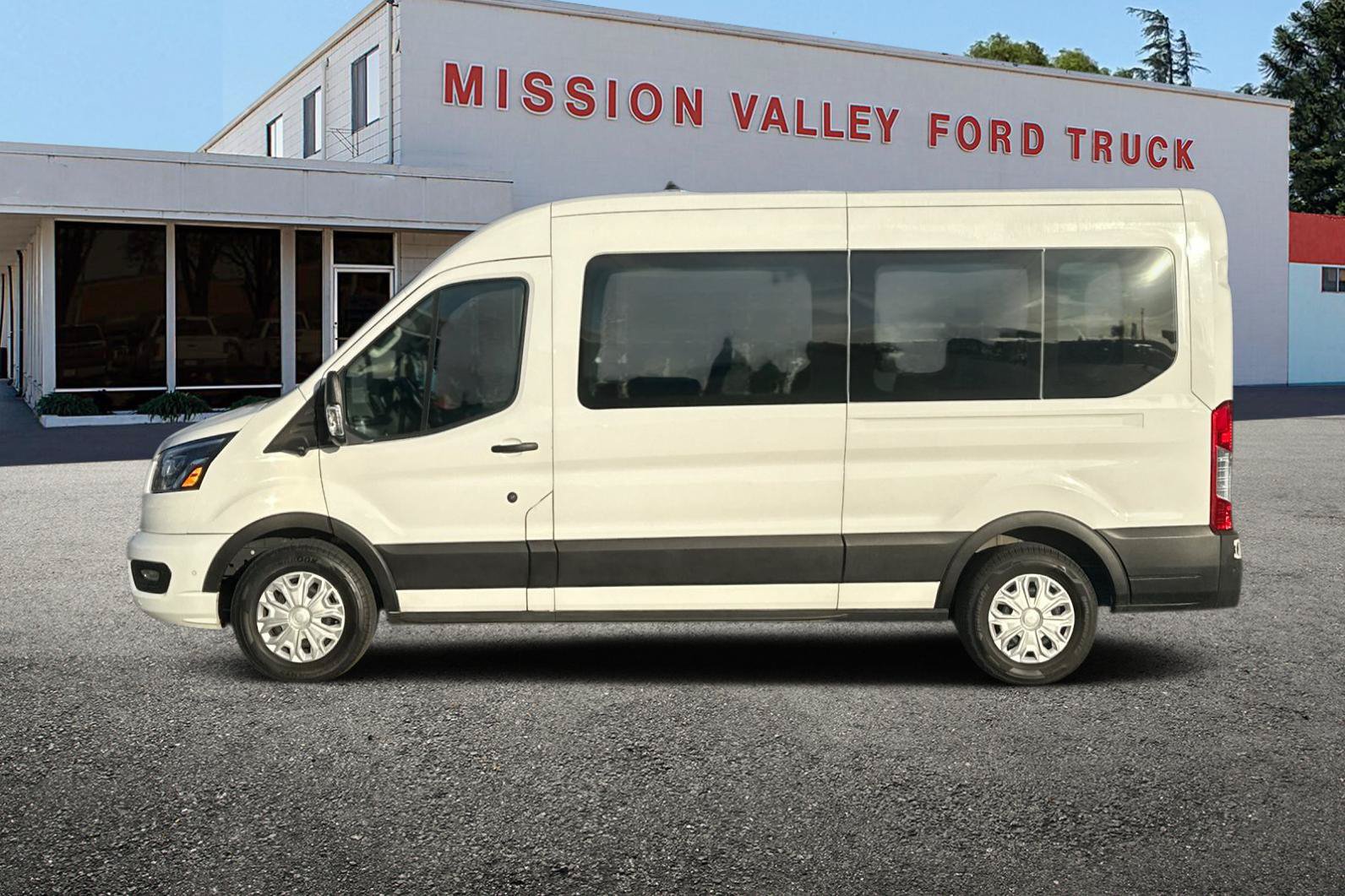 Used 2023 Ford Transit 350 XLT RWD image 6